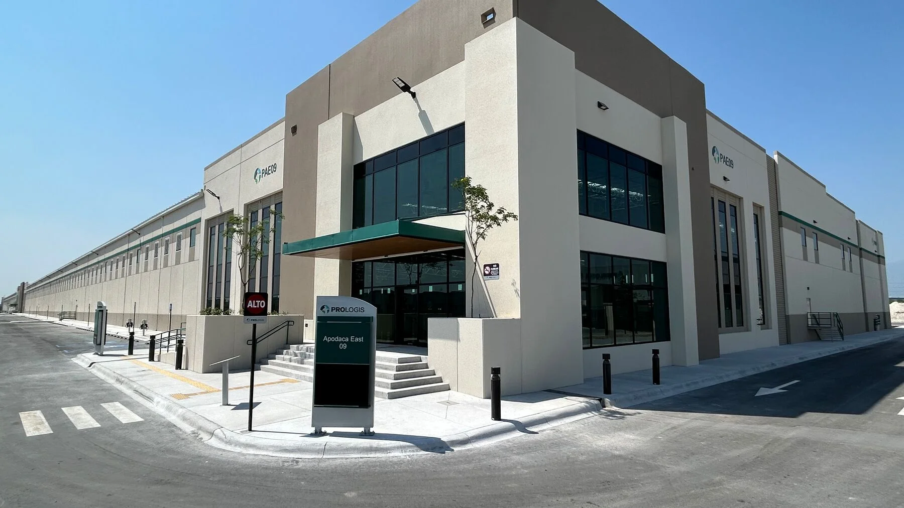 누에보레온 Prologis Apodaca East 9동의 공장 건물, 진입로와 도로